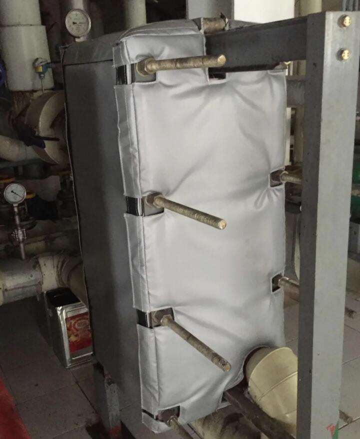 板式<a href=http://www.nh-ht.cn/e/tags/?tagname=%E6%8D%A2%E7%83%AD%E5%99%A8%E4%BF%9D%E6%B8%A9 target=_blank class=infotextkey>換熱器保溫</a>套